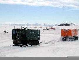 Snowmobiles carry rubbish from Antarctic base to icebreaker